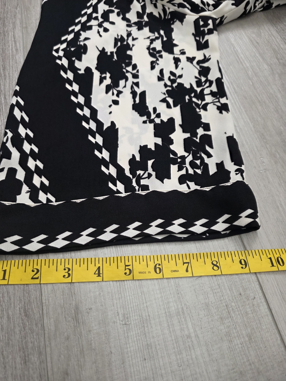 Cabi Black & White Floral V-Neck Dress Size Medium 3/4 sleeve - Picture 15 of 15